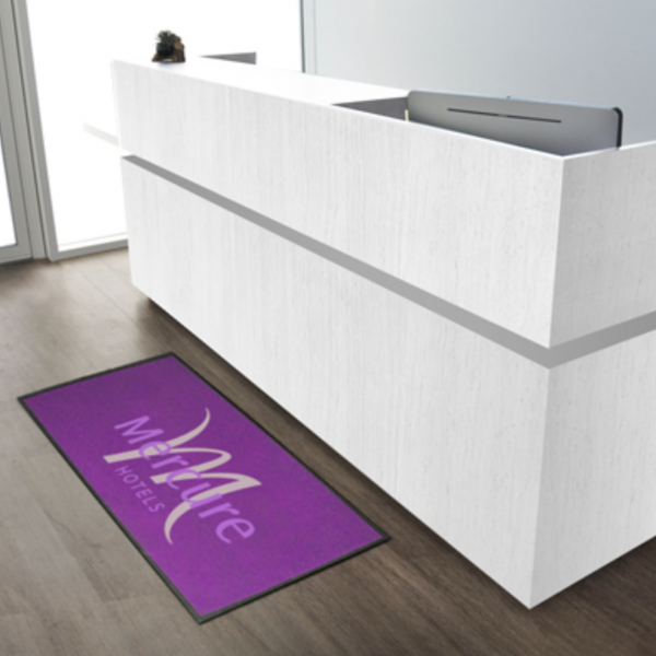 tapis d'accueil violet pour entreprise avec logo mercure