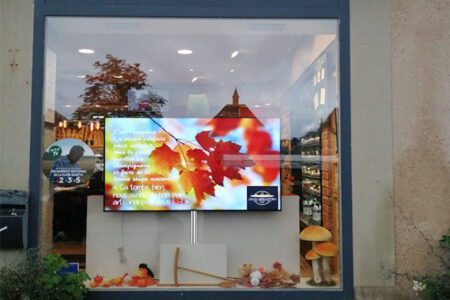 Ecran-numerique-sur-pied-pour-vitrine-solution-digital