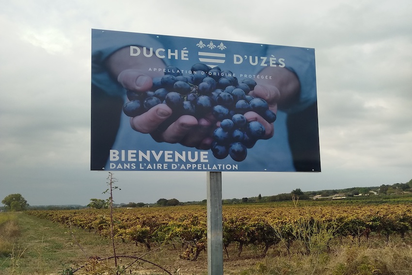 Enseignes et panneaux d'affichage à usage publicitaire