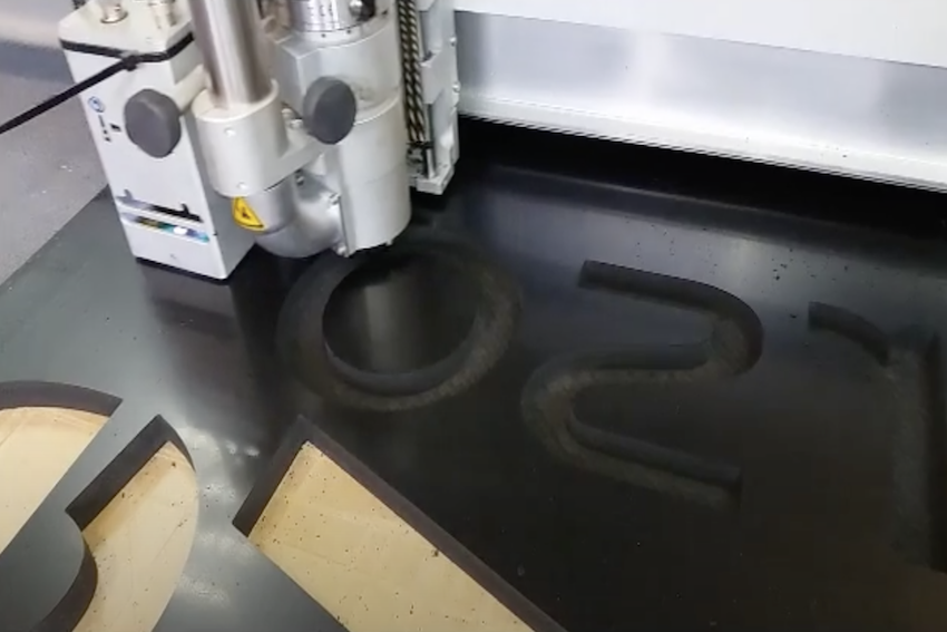 La fabrication de lettres en relief PVC ou Dibond®