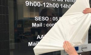 pose-lettrage-adhesif-vitrine-dao