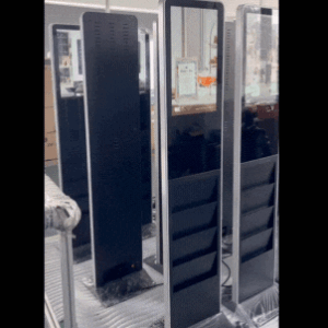 Plusieurs Totems de porte brochure avec un écran qui diffuse une vidéo