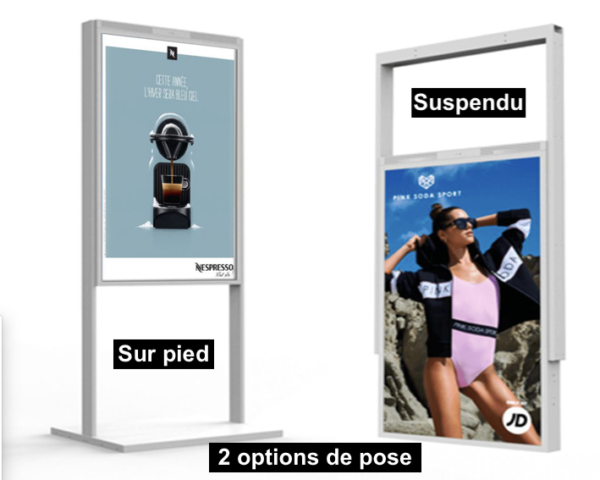 Deux affiches publicitaires : "Sur pied", et "Suspendu", une affiche numérique recto/verso représentant une femme en tenue de sport. Texte : "2 options de pose pour une communication" pour le produit : affiche vidéo pour vitrine ensoleillée.