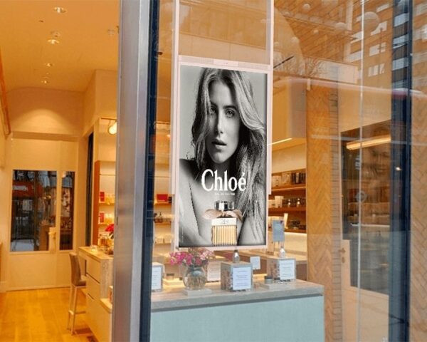 affiches dynamiques recto/verso pour vitrine ensoleillée.