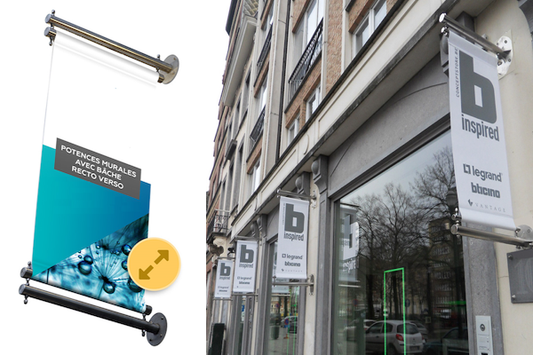 L'extérieur d'un bâtiment présente plusieurs bannières verticales sur des poteaux métalliques, affichant comme exemple les logos. Un encart révèle une bannière avec le texte « POTENCES MURALES AVEC BÂCHE RECTO VERSO », soulignant parfaitement son rôle de banderoles publicitaires.