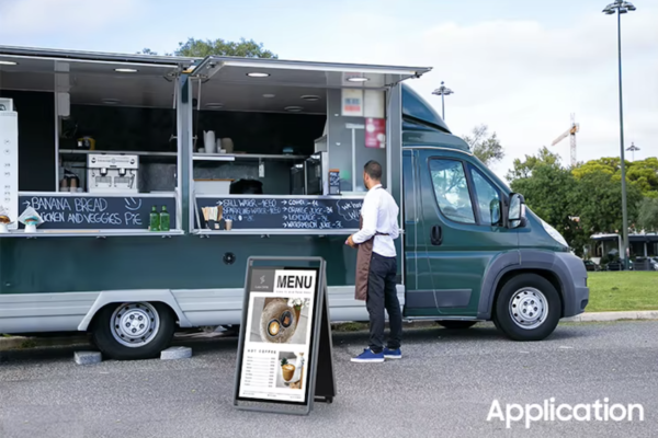 Chevalet vidéo extérieur double-face devant camion food truck
