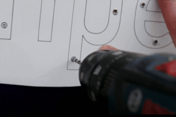 pose d'une enseigne avec des lettres en relief